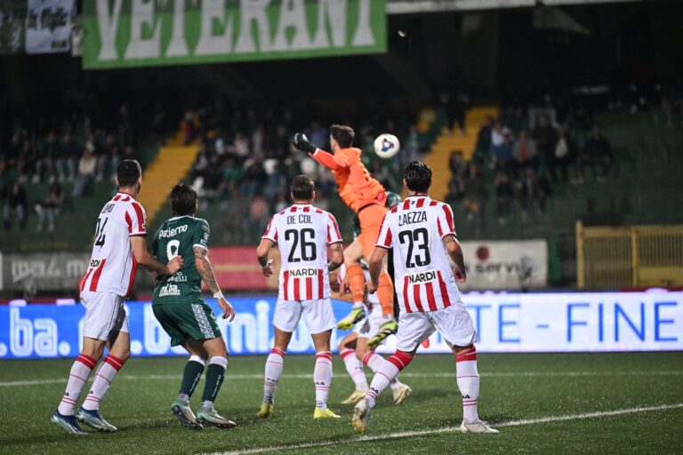 L’Avellino spreca e le traverse salvano il Vicenza: la finalista si deciderà al “Menti”