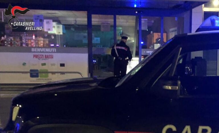 Commado di 5 persone nella notte mette a segno furto in un supermercato