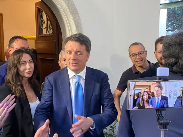 Video/Renzi show a Villa Gabry: “Meglio Mastella che gli improvvisati e scappati di casa dei 5 Stelle”