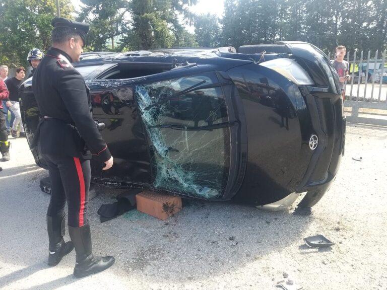 Si ribalta auto con a bordo un 76enne: trasportato al Moscati