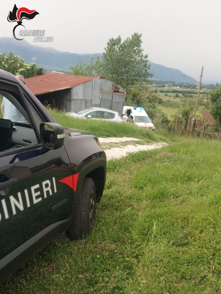 Dimentica di inserire il freno a mano e viene investito dalla sua auto: salvato un 92enne