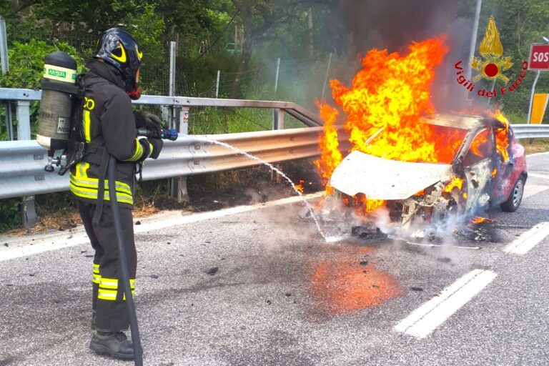 Auto in fiamme sull’A16: i Vigili del Fuoco evitano il peggio