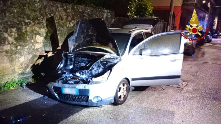 Auto prende fuoco nella notte a Sperone: i Vigili del Fuoco domano le fiamme