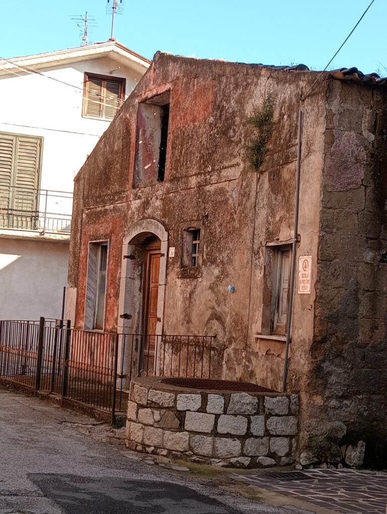 Cervinara, l’appello di un cittadino di Borgo Pirozza: non demolite quella casa d’epoca