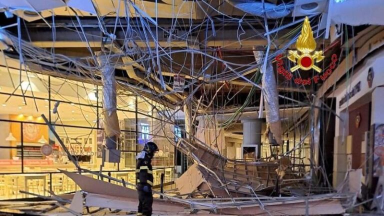 Crollo a Marcianise al Centro Commerciale Campania: cede il controsoffitto