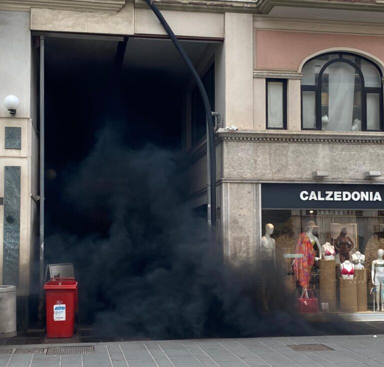 Fumo nero su Corso Vittorio Emanuele, paura tra i passanti
