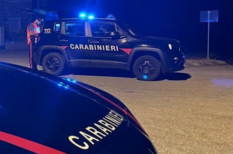 Provoca danni a veicoli e aggredisce gli automobilisti: identificato e denunciato dai Carabinieri