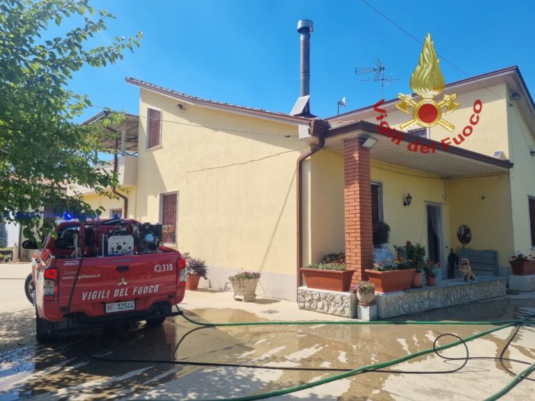 Incendio in una casa a Sant’Angelo all’Esca, salvi due anziani