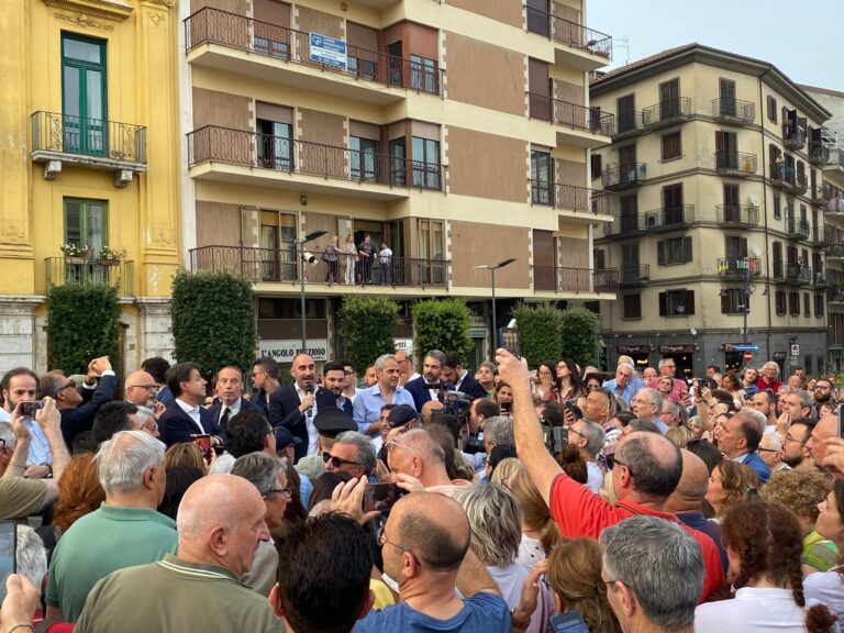 Video/Giuseppe Conte dai “gradoni” di Piazza Libertà: “La città rinasce con Gengaro”