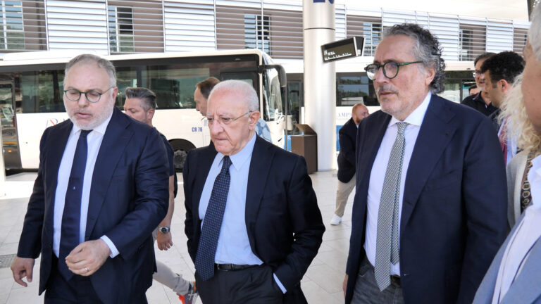 VIDEO/ Tappa di De Luca all’Autostazione: “Sui fondi di Coesione non ci faremo ricattare”