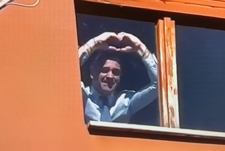 Tafferugli in piazza e festeggiamenti sotto casa dell’ex sindaco: accertamenti della Digos