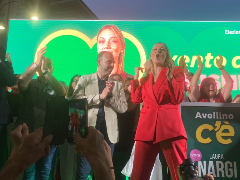 Nargi con squadra e alleati sul palco: “Amministreremo Avellino per i prossimi cinque anni”