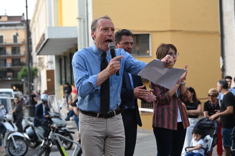 Gengaro “va piano” ma ruggisce alla piazza: “Come nel ’43 e nell’80, Avellino da ricostruire dopo Festa”