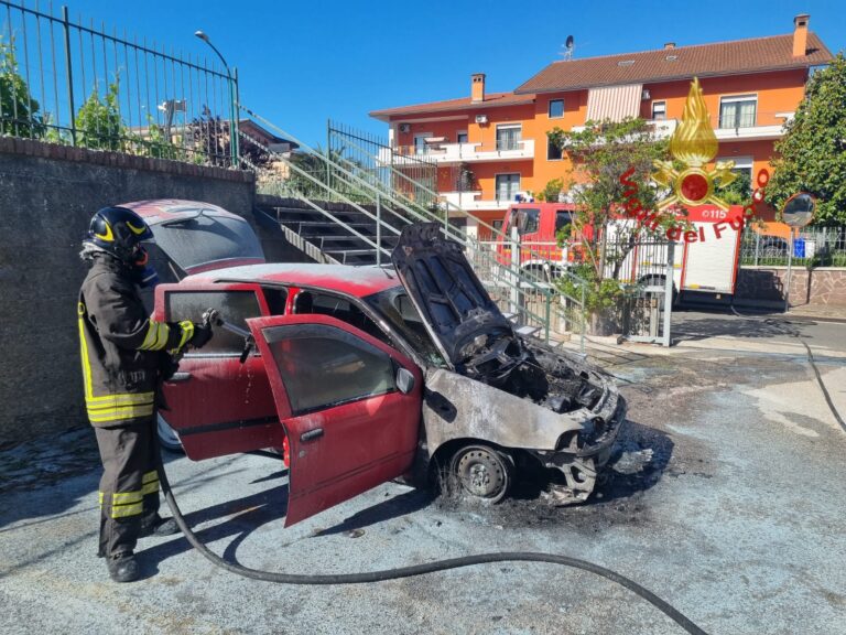 Auto in fiamme nel parcheggio della scuola: i caschi rossi evitano il peggio
