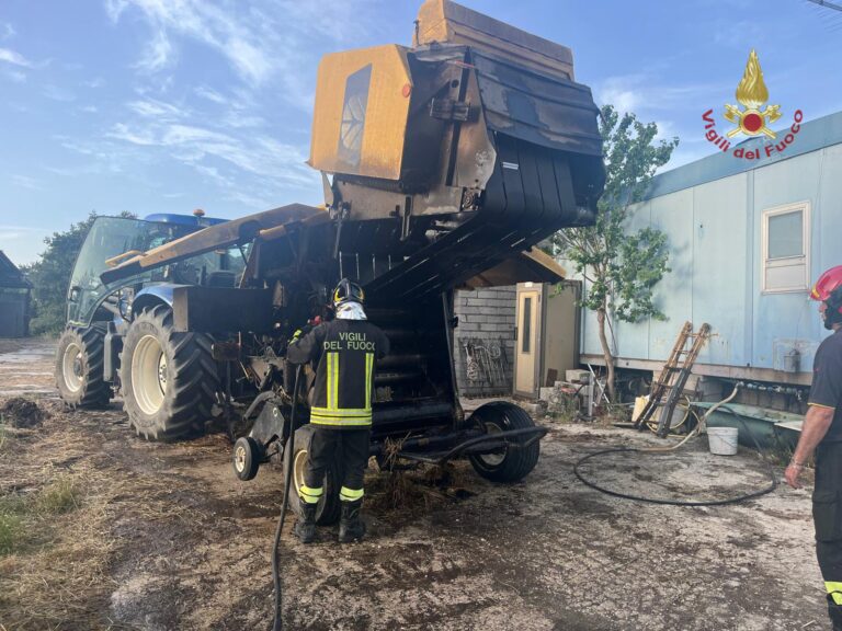 Brucia una rotopressa: i Vigili del Fuoco evitano guai