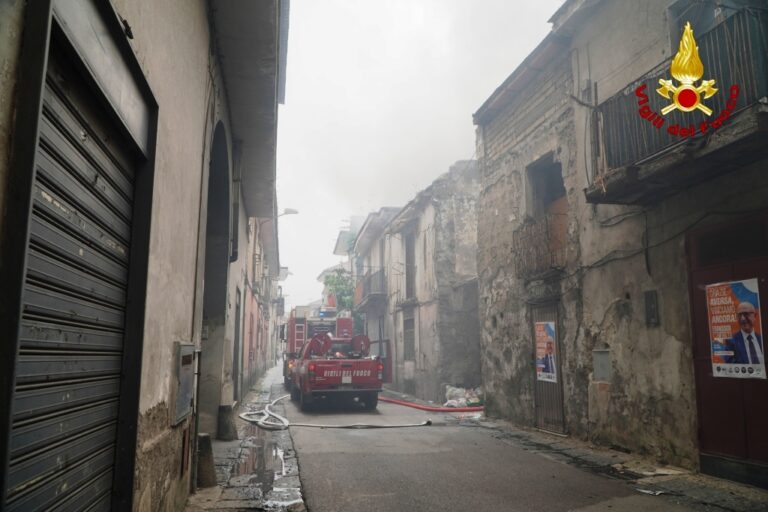 Incendio Aversa, sul posto anche i caschi rossi di Avellino