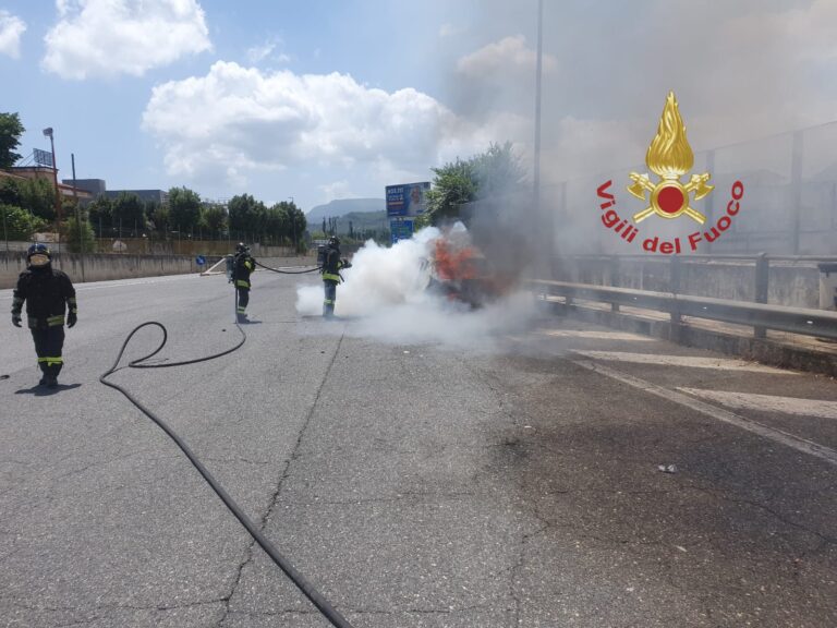 In fiamme auto con famiglia a bordo: per fortuna nessuna conseguenza