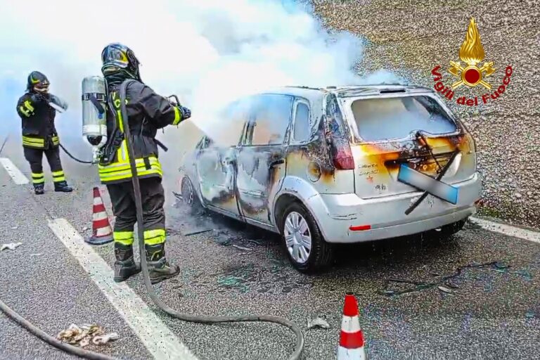 Auto in transito prende fuoco: l’intervento dei caschi rossi