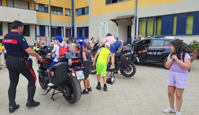 bambini_Altavilla_visita Carabinieri (2)
