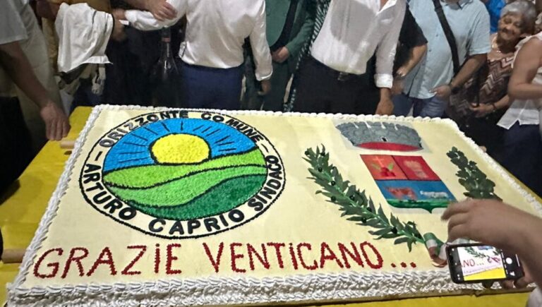 Una maxi-torta per celebrare la vittoria di Caprio alle amministrative