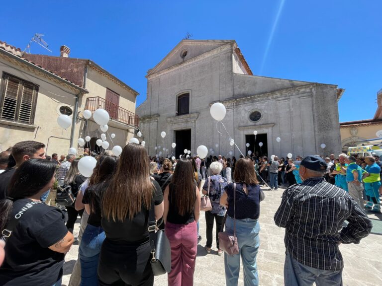 Lacrime, palloncini bianchi e silenzio per l’ultimo viaggio di Domenico