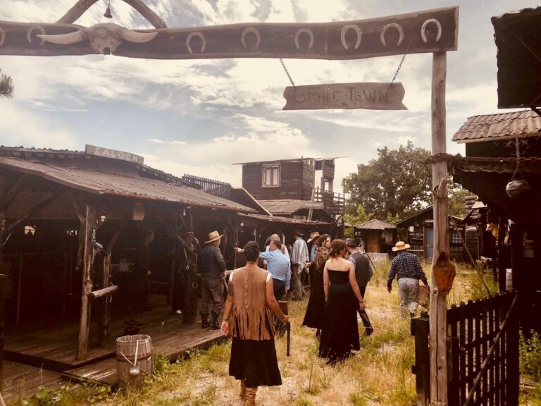Torella dei Lombardi, terra d’origine di Sergio Leone, diventa un villaggio western