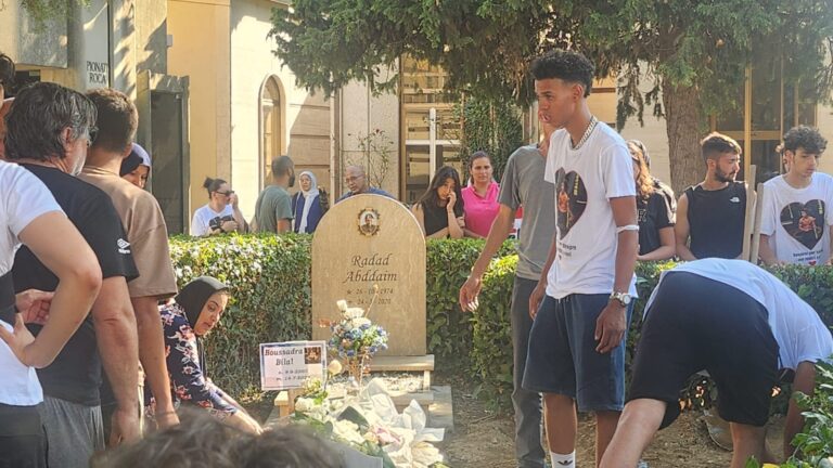 VIDEO/ Le lacrime di amici e parenti per l’ultimo saluto a Bilal