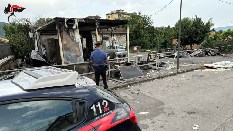 Distruggono l’ufficio postale e lasciano chiodi a tre punte in strada: malviventi in fuga col bottino