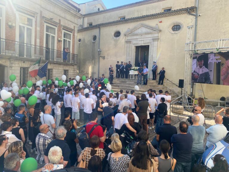 VIDEO/ L’ultimo abbraccio a Chicco: sepolto accanto agli amici di sempre Roy e Mattia