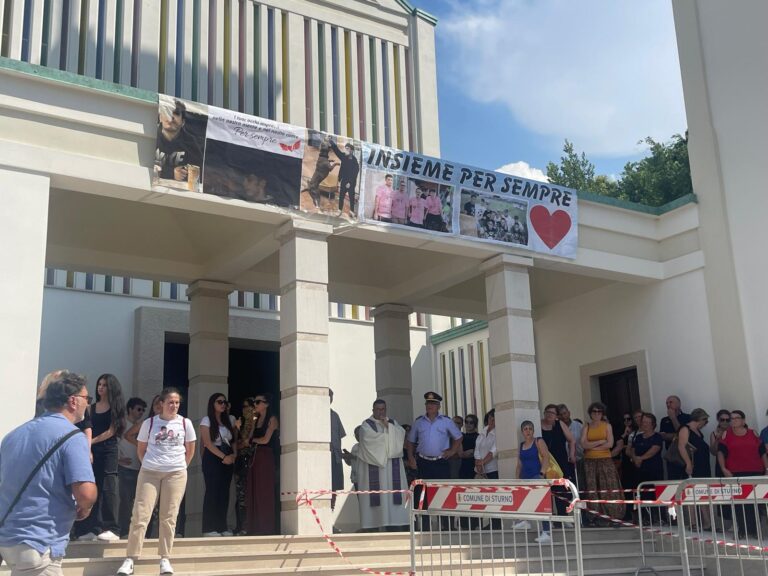 VIDEO/ Mattia e Roy: un “arrivederci” tra il rombo delle moto e gli applausi della gente