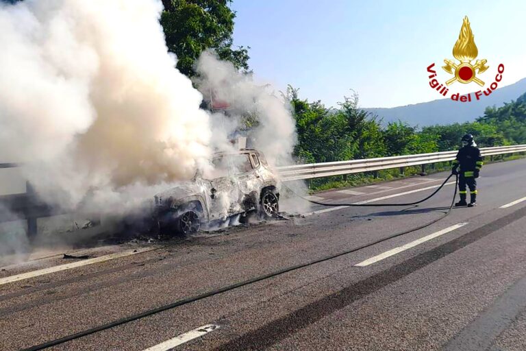 Due auto a fuoco nella notte sull’A16: gli interventi dei caschi rossi