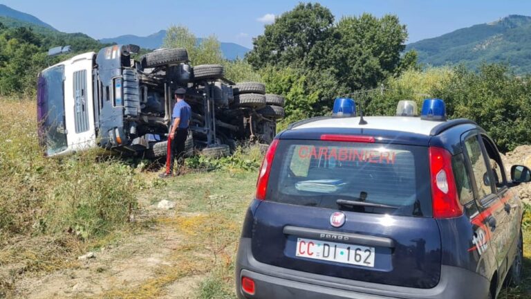 Montemarano, autocarro si ribalta durante lo scarico di terreno: 60enne in ospedale