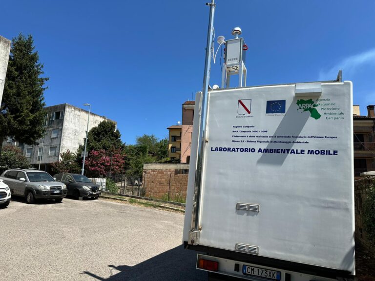 Incendio di stanotte ad Avellino, Arpac monitora presenza di diossine e amianto