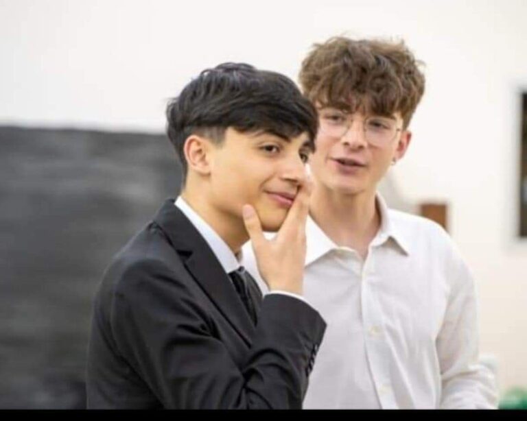 Palloncini bianchi e le note di Geolier per l’ultimo saluto a Vincenzo e Alessandro