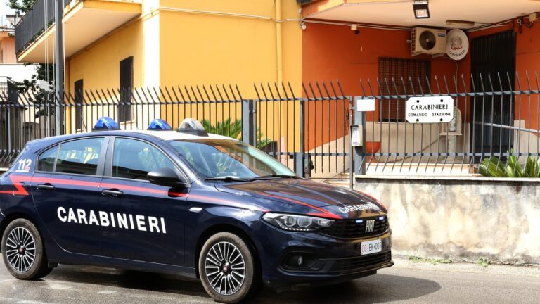 Droga e duemila euro in contanti: scappa alla vista dei militari, arrestato 18enne