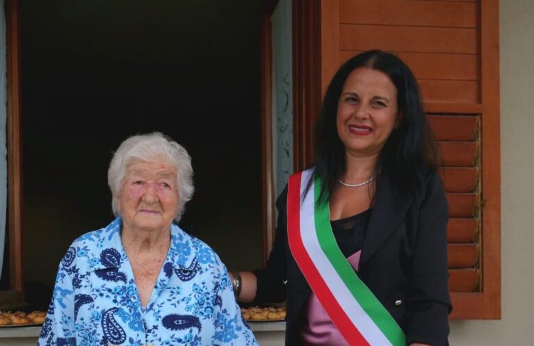 San Mango sul Calore in festa: nonna Fiorinda compie 100 anni