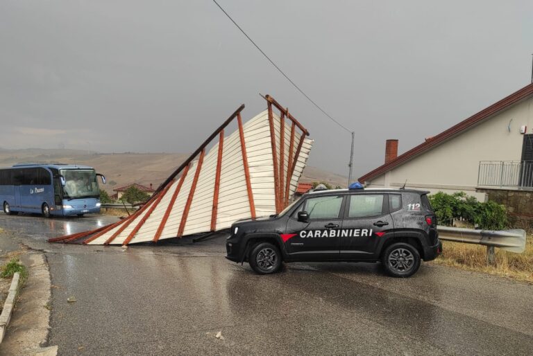 Vallata, crolla tetto in lamiera a causa della forte pioggia