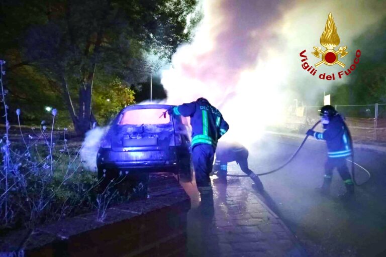 Avellino, incendio nella notte: auto in sosta prende fuoco