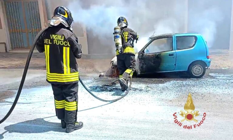 Mugnano, auto in fiamme: paura in centro