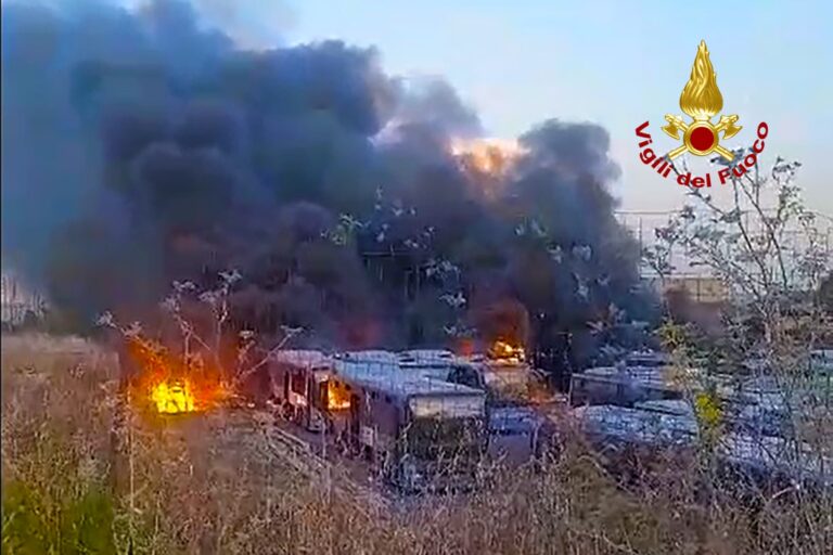 Rogo in autodemolizioni: caschi rossi in azione