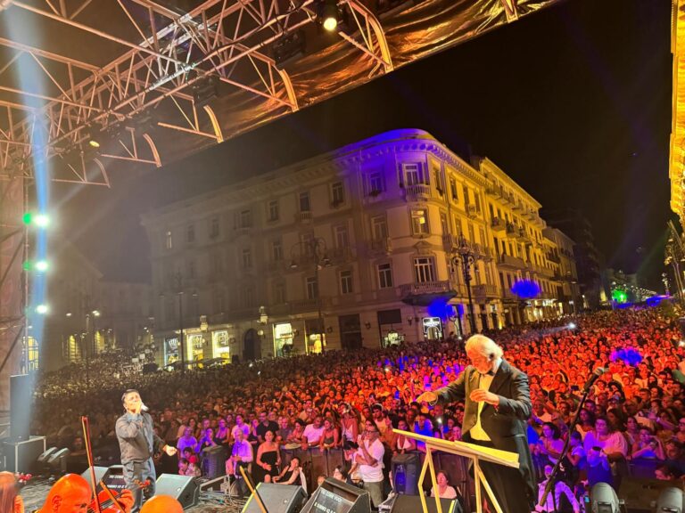 In migliaia per il concerto di Sal Da Vinci, Nargi: «Notte magica, entusiasmo e partecipazione alle stelle»