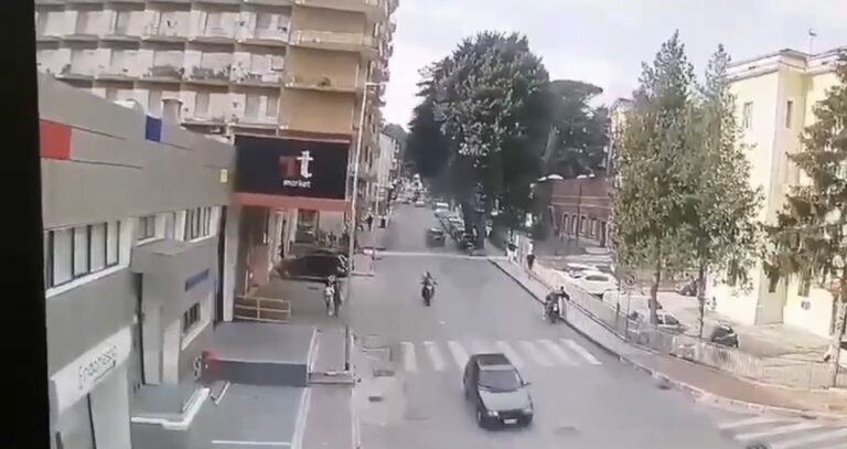 VIDEO/ Le immagini del crollo in Via Tagliamento. Auto e persone poco distanti dal tiglio