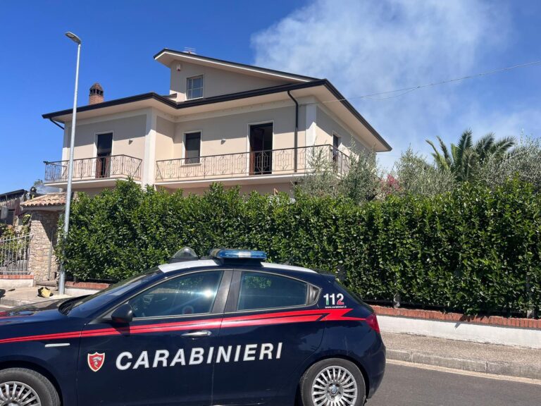 In fiamme il garage di un’abitazione, sul posto Carabinieri e Vigili del Fuoco
