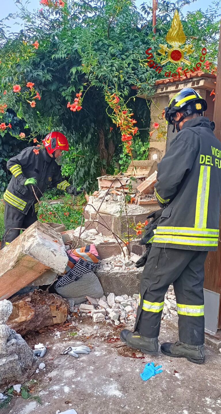 Investita dal crollo di una tettoia: paura per una 45enne