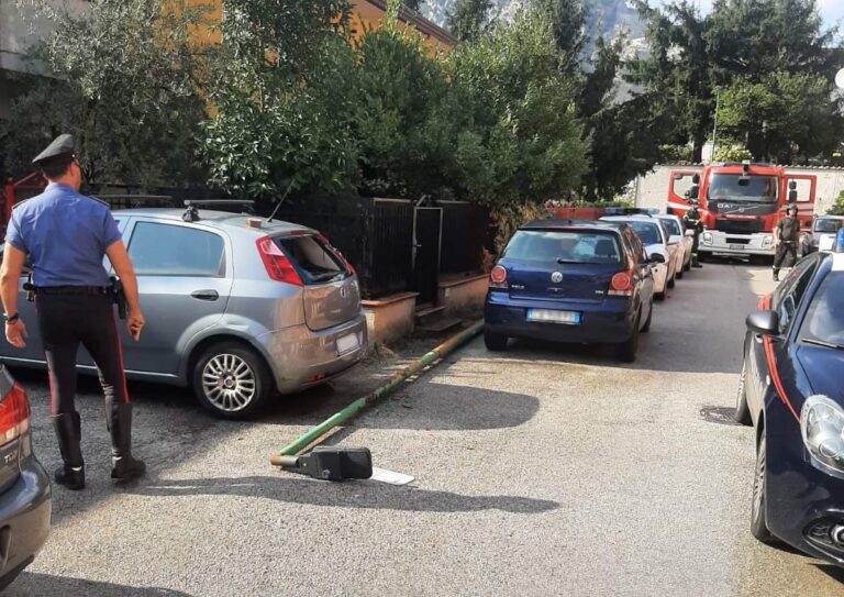 Solofra, cade palo dell’illuminazione: danni a due autovetture