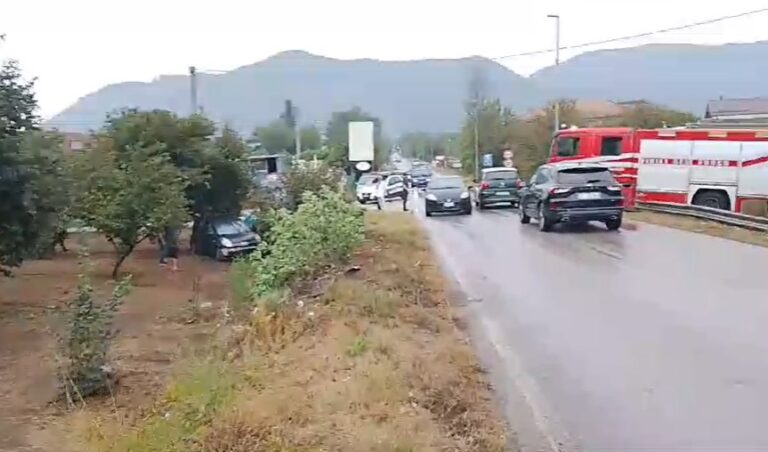 Perde il controllo dell’auto e finisce  fuori strada: incidente lungo la Sp18