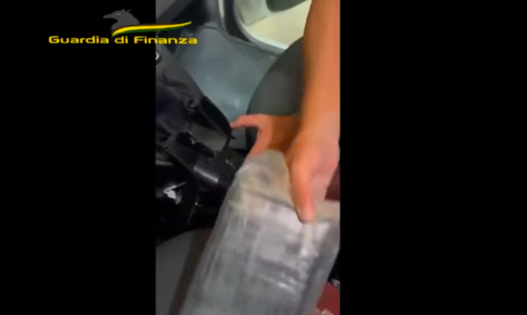 I due “corrieri” bloccati dalla Gdf sull’A16 fanno scena muta davanti al Gip