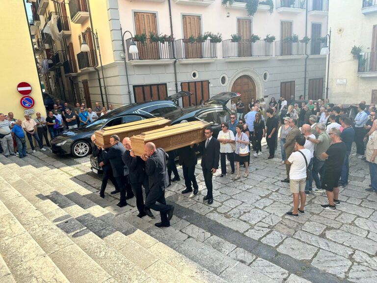 FOTO/ Ad Atripalda l’ultimo saluto a Rossana e Cosimo, la coppia morta a Paestum