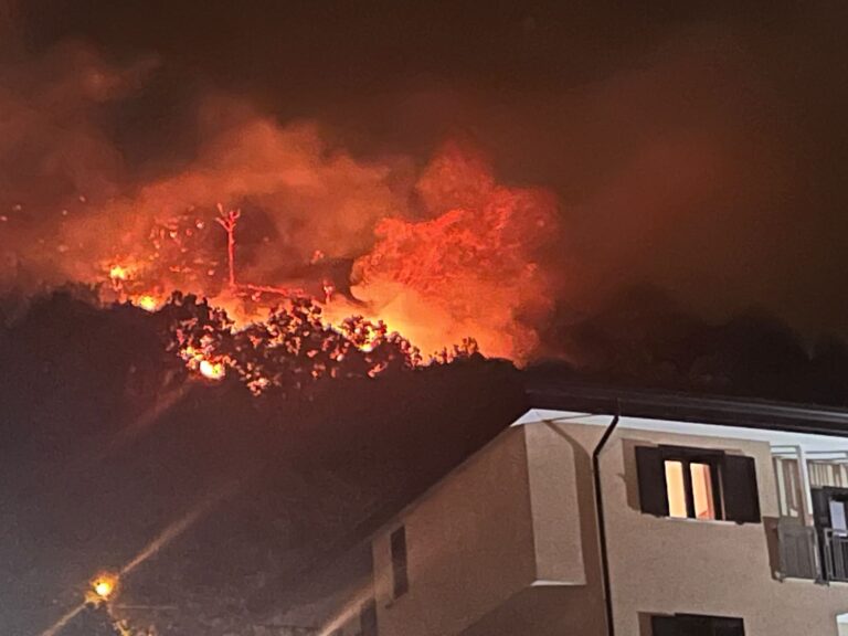 FOTO/ “Scene apocalittiche ma il peggio è passato”. Incendio Montevergine, il punto di D’Alessio