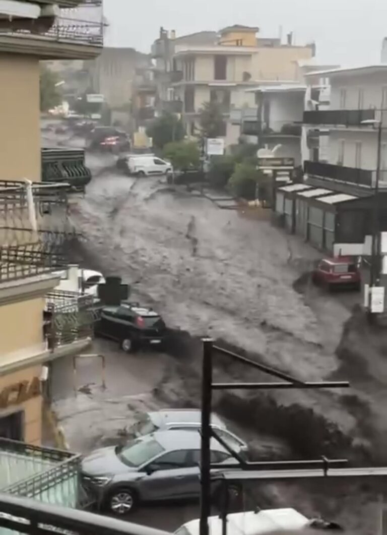 Baiano e Mugnano, si lavora senza sosta per spalare fango e detriti dalla strada